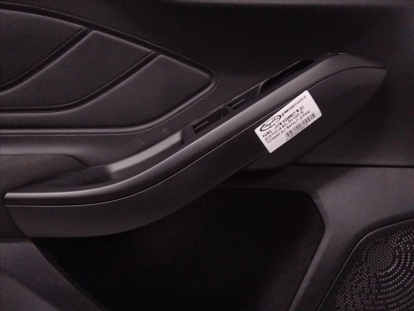 2018 FOCUS SAĞ ÖN KAPI İÇ TUTAMAK ALT BAKALİT (ÇIKMA)