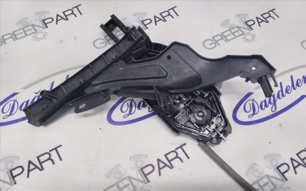 2018 FOCUS SAĞ ARKA KAPI KİLİT YAN BRAKETİ (ÇIKMA)