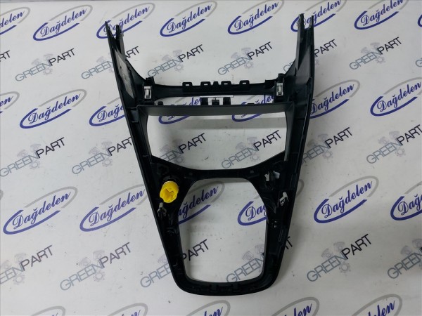 2018 FİESTA ARA KONSOL ÜST ÇERÇEVESİ (ÇIKMA)